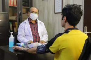 ویزیت بیماران توسط پزشک عمومی کمپ ترک اعتیاد